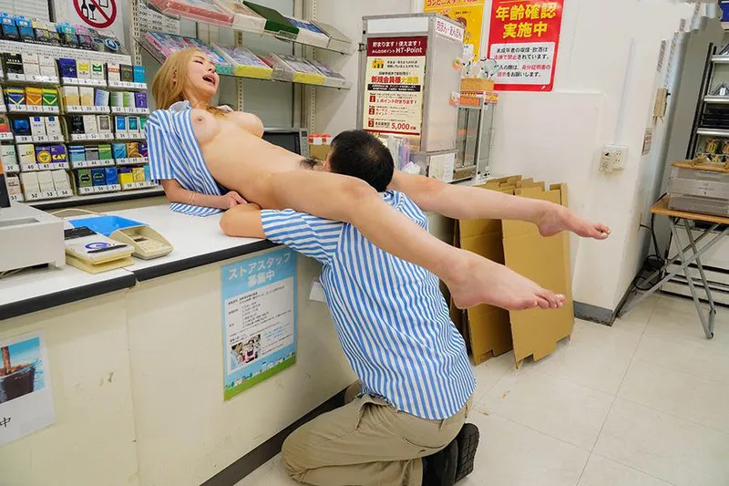 Anh cấp trên tống tình con cưng ngổ ngáo của chủ cửa hàng tiện lợi