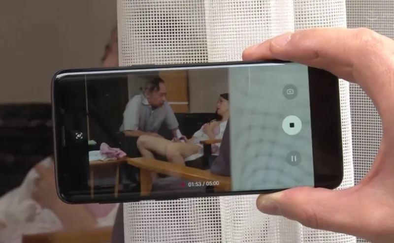 Vợ của con trai gian díu với bố chồng yêu bị gã sếp khu phố phát hiện