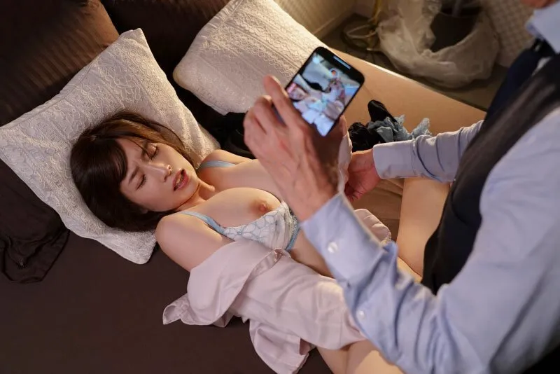 Quản lý chuốc thuốc em thư ký bắt trả bài cả đêm khi đi làm ăn xa